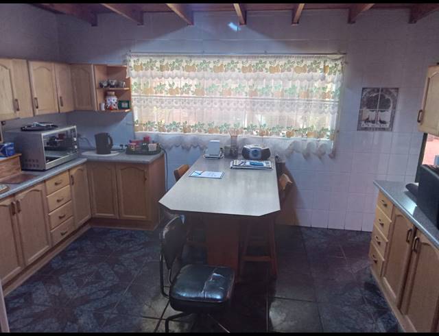 7 BEDROOM HOUSE FOR SALE IN DORANDIA